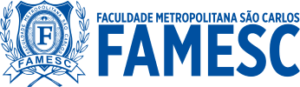 La imagen muestra el logotipo de la Faculdade Metropolitana São Carlos (FAMESC). El logotipo incluye un escudo azul con una letra "F" blanca en el centro, rodeada por una inscripción circular con el nombre. "Faculdade Metropolitana São Carlos" y "FAMESC" están escritos en texto azul.