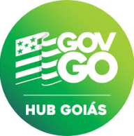Logotipo circular verde con "GOV GO" destacado en texto blanco junto con un estilizado diseño de bandera. Debajo aparece escrito "Hub Goiás" en texto blanco.