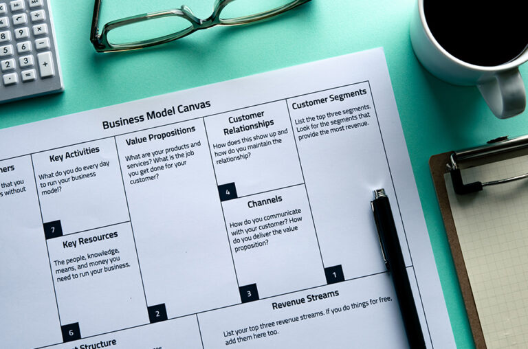 What strategies help startups validate their business model quickly