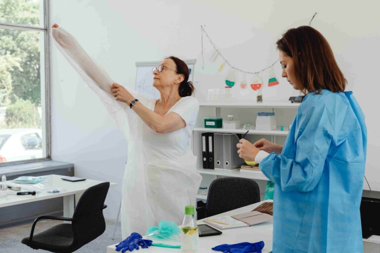 Distributed Innovation Networks How Small Labs Can Tackle Big Problems Together