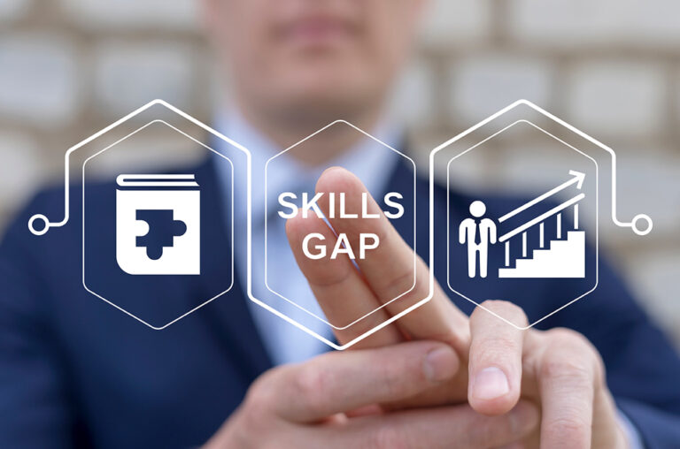 Negocios, Hombre, Trabajando, En, Pantalla táctil virtual, Presiona, Inscripción: Habilidades